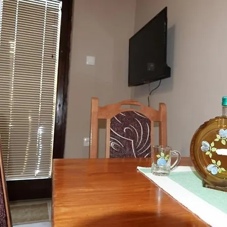 Pet Omorika *